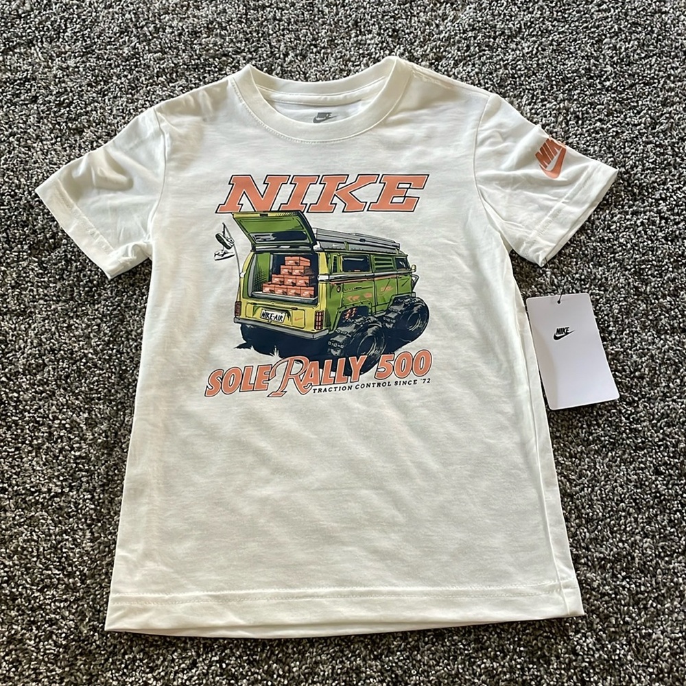NEW! NIKE “SOLE RALLY 500” SNEAKER T-SHIRT. SIZE 5. BOYS.